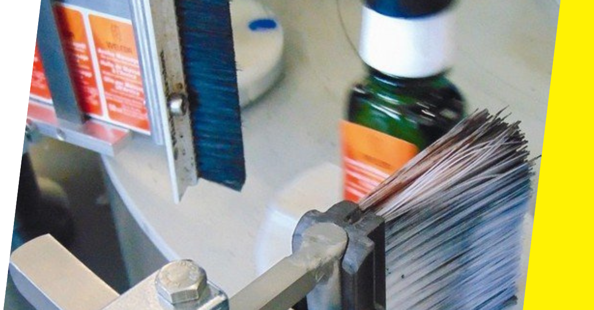 High-speed rotary labeling machine applying labels